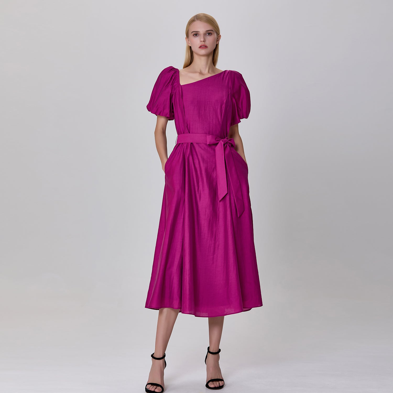 Robe ajustée et évasée à col asymétrique