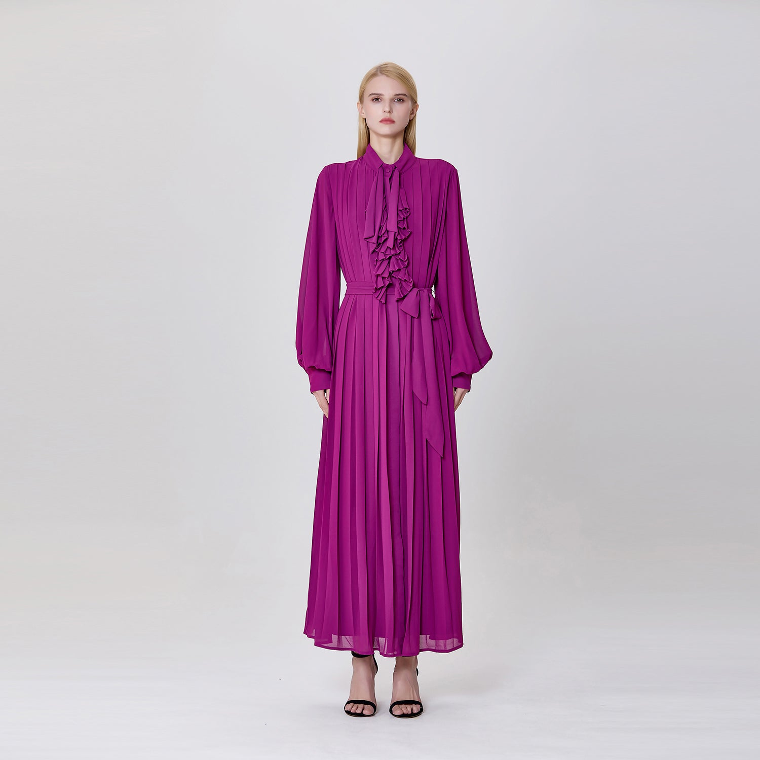 Robe à plis multiples et col lavallière