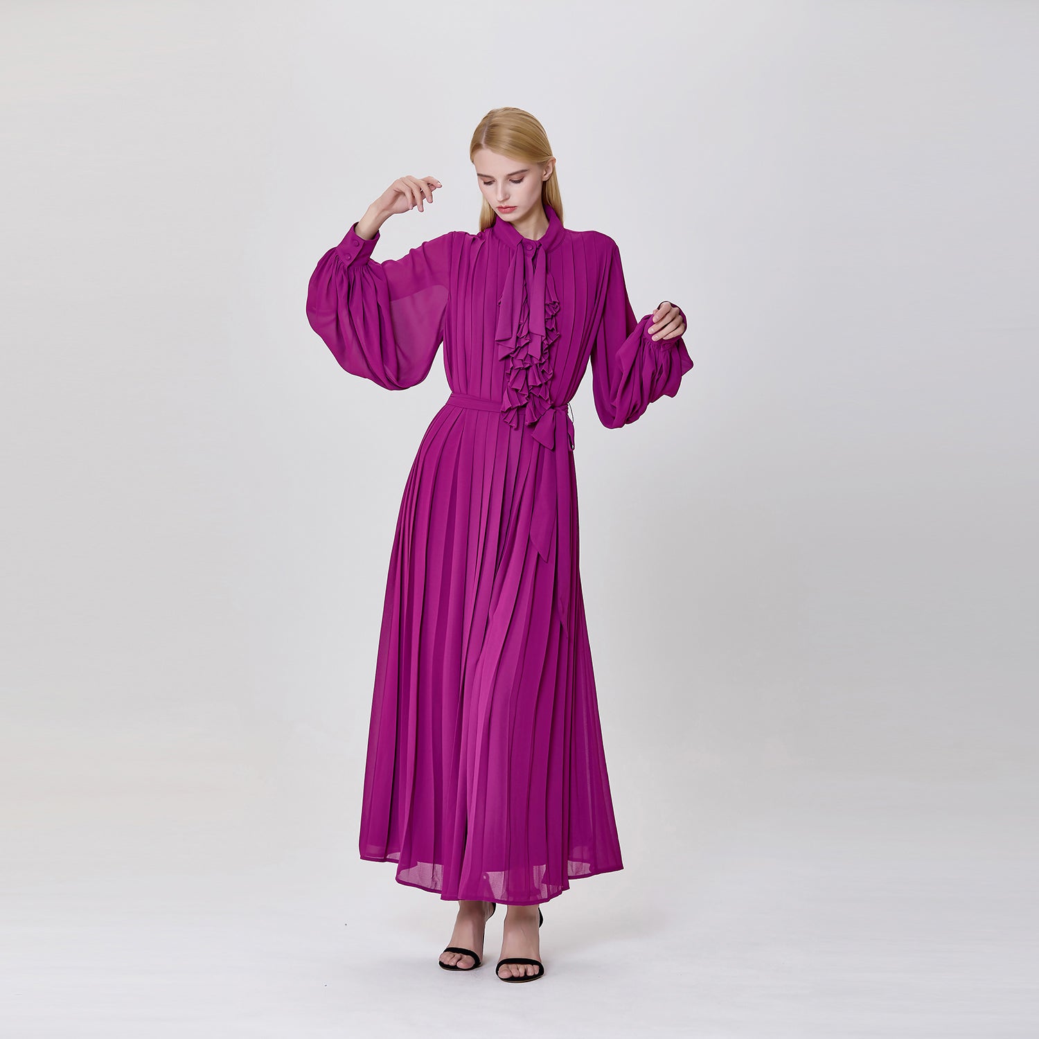 Robe à plis multiples et col lavallière