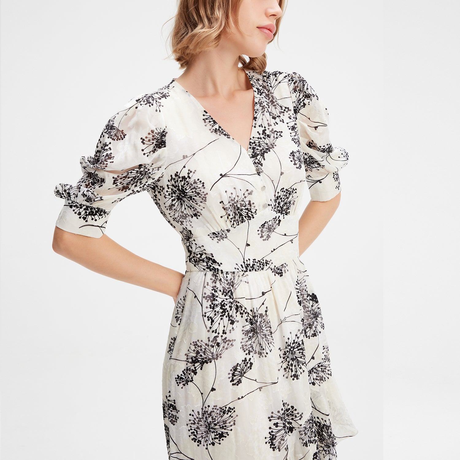 Robe mousseline à imprimé linéaire et à ourlet plongeant