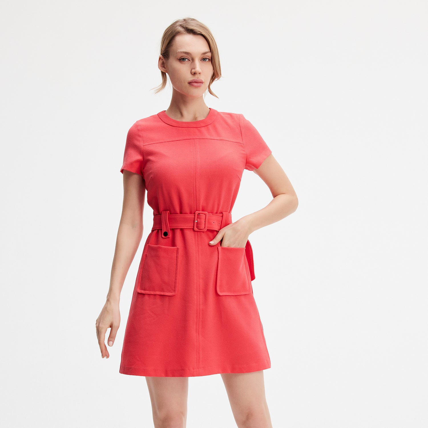 Robe courte à poches plaquées