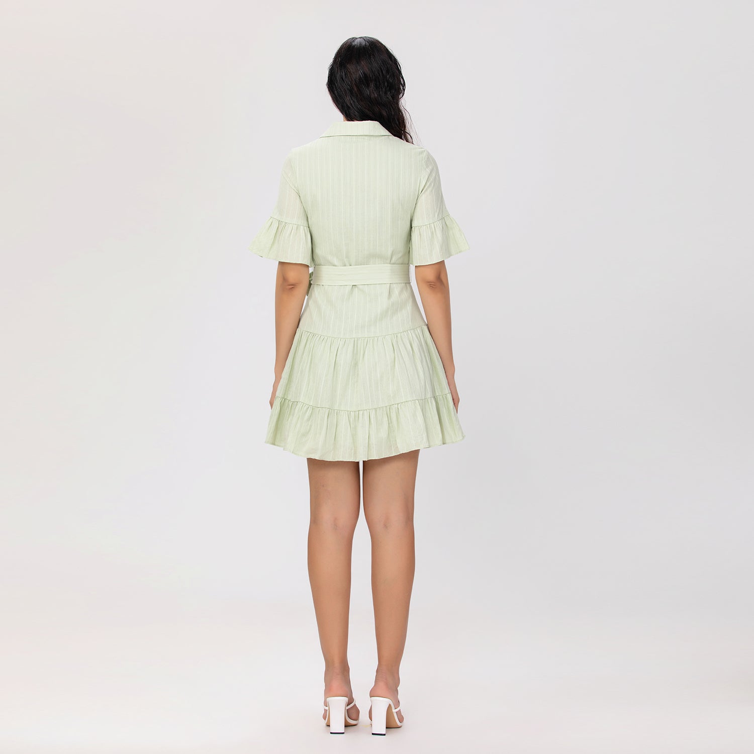 Robe chemise courte ajustée et évasée à volants étagés