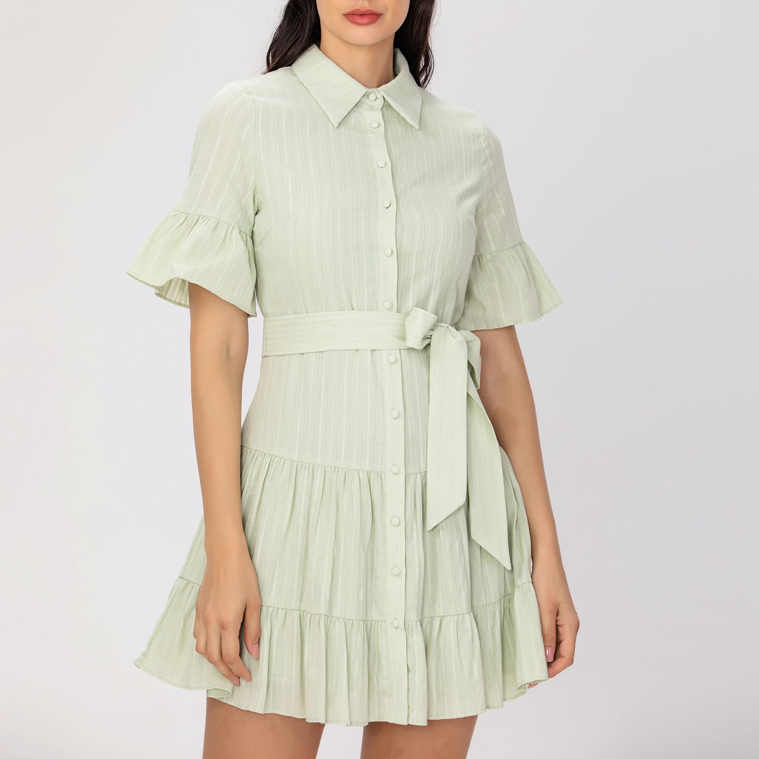 Robe chemise courte ajustée et évasée à volants étagés