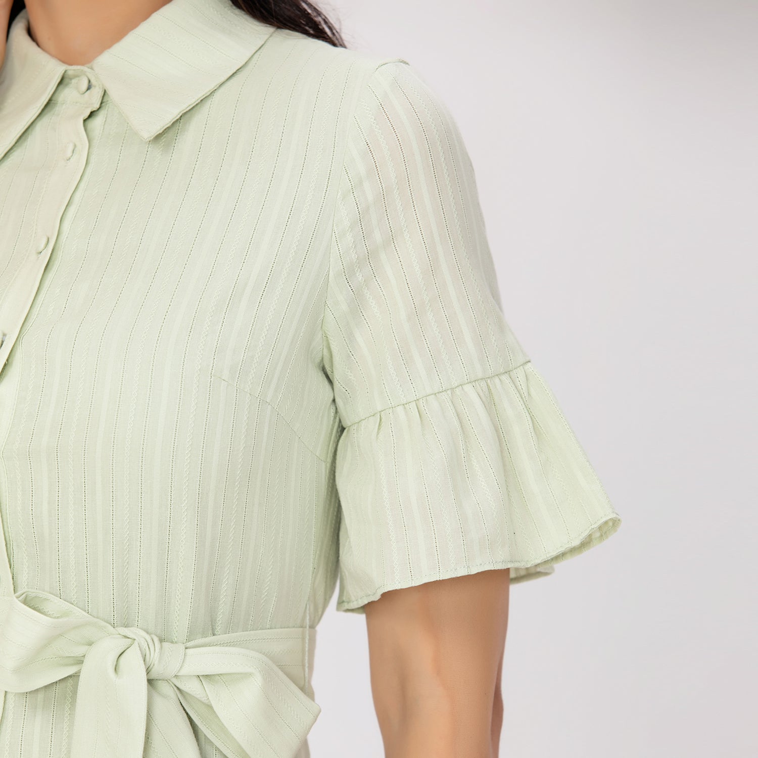 Robe chemise courte ajustée et évasée à volants étagés