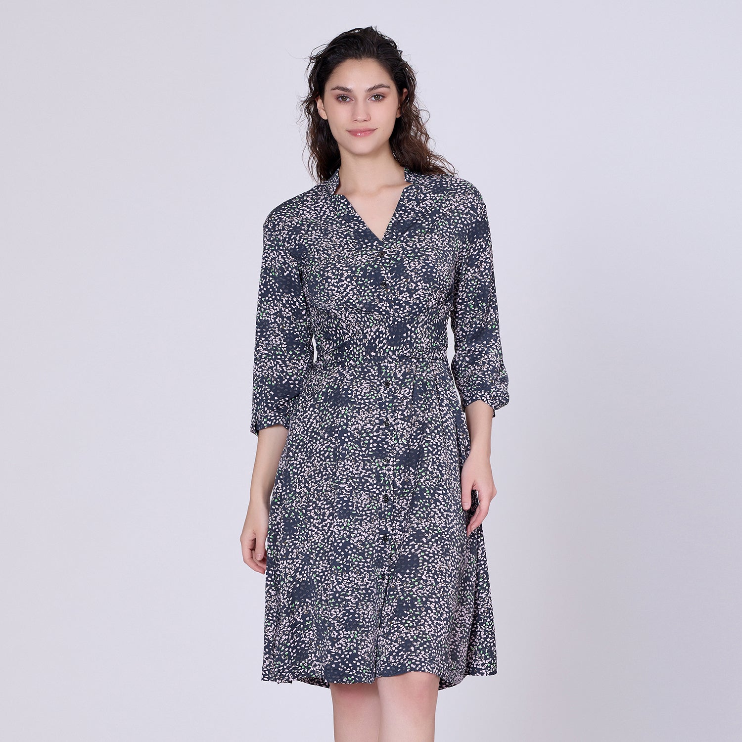 Robe chemise minimaliste à imprimé graphique