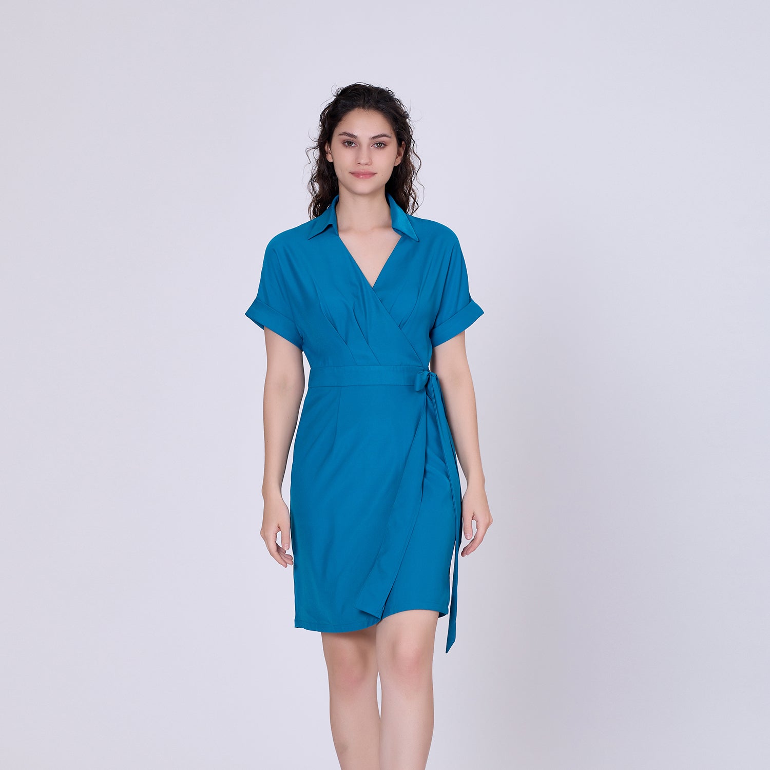 Robe portefeuille minimaliste et col italien