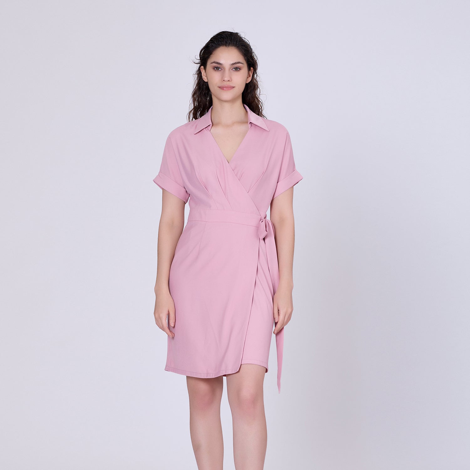 Robe portefeuille minimaliste et col italien