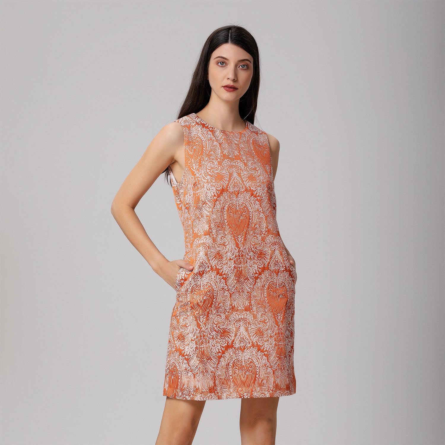 Robe courte sans manche en brocart