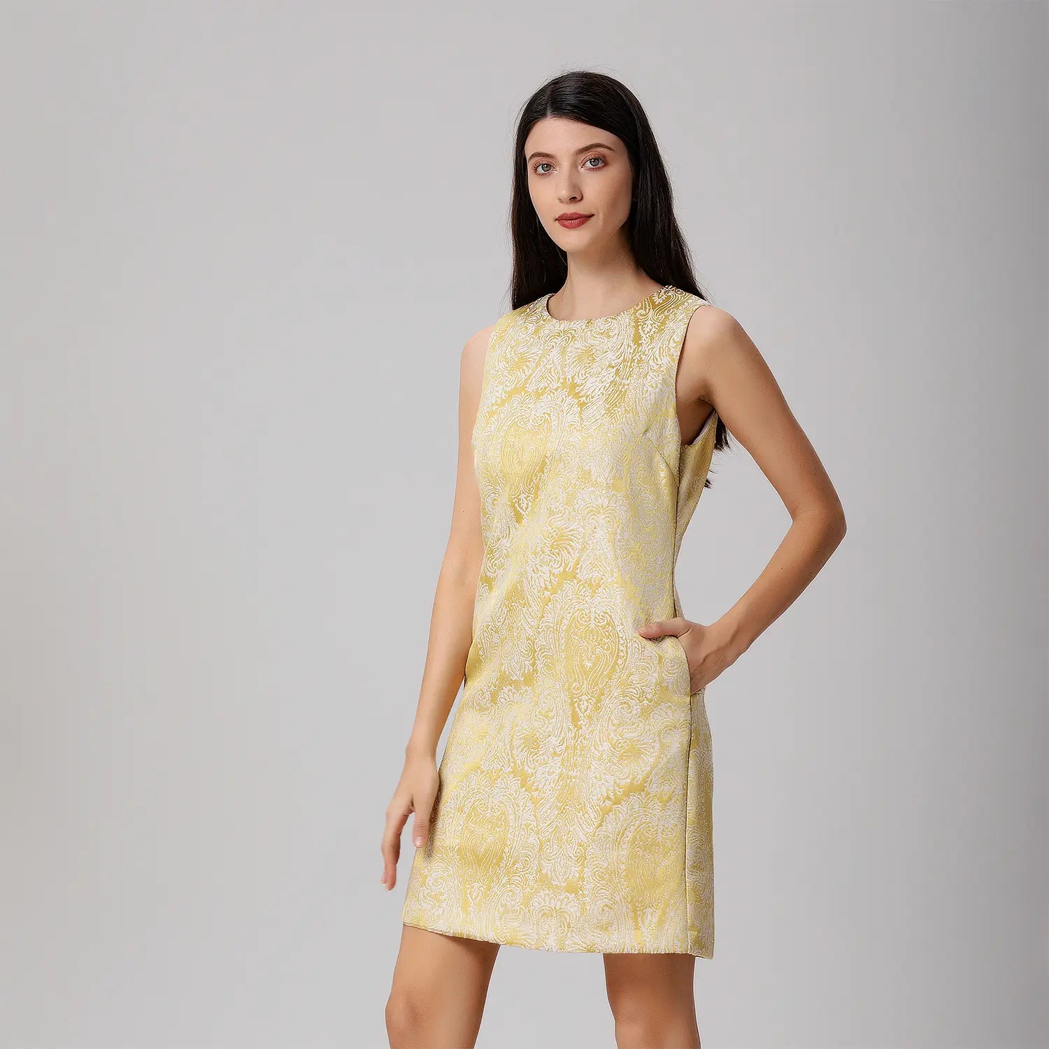 Robe courte sans manche en brocart