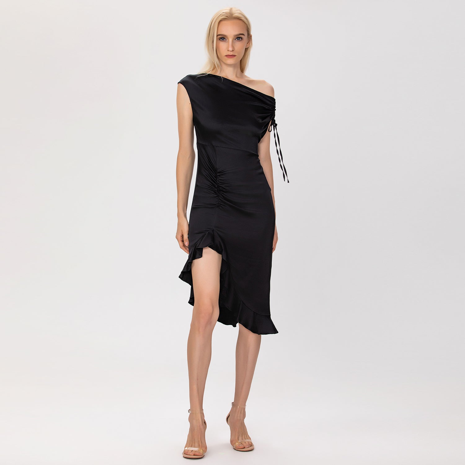 Robe ajustée à épaule dénudée et à fente volantée