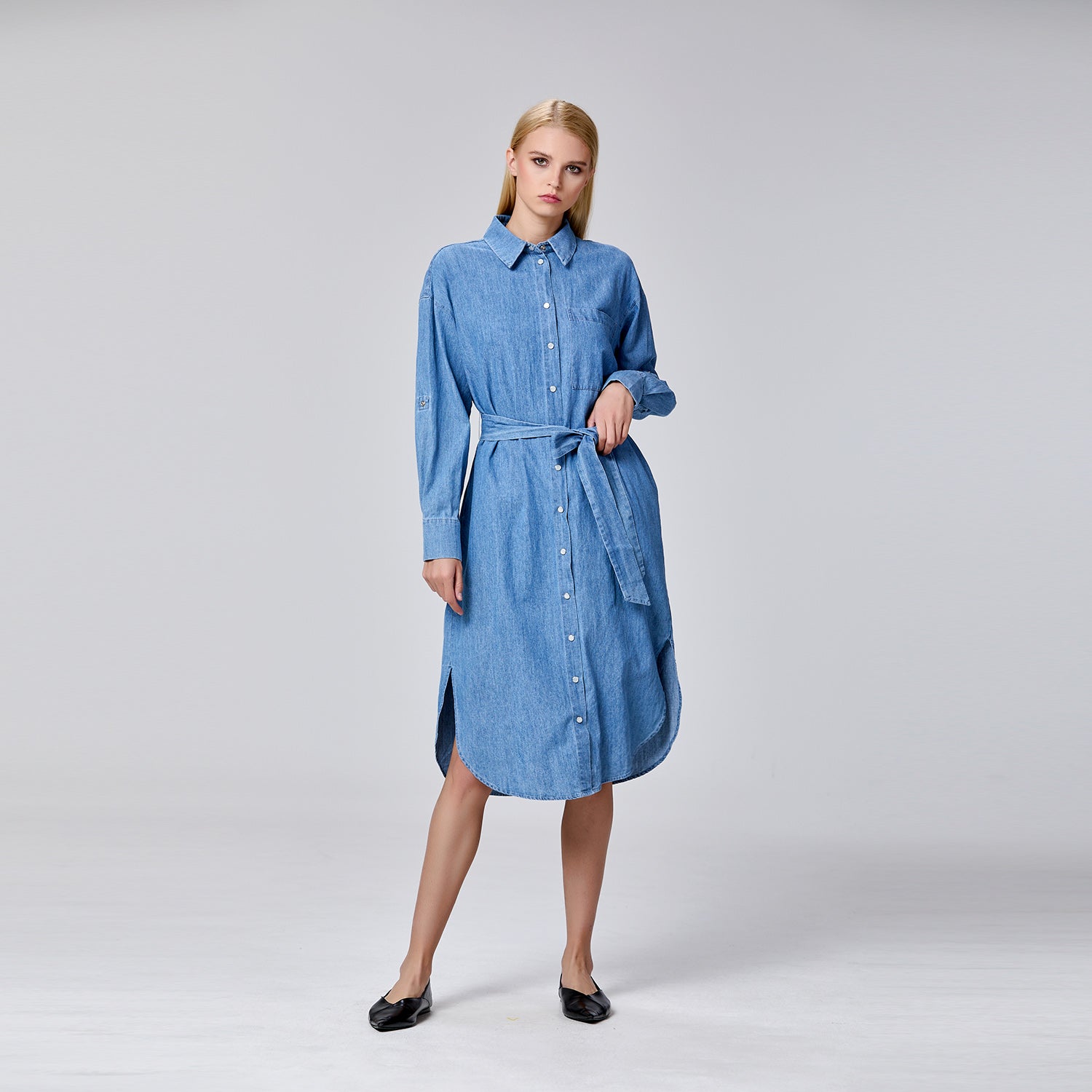 Robe chemise en denim  souple ceinturée