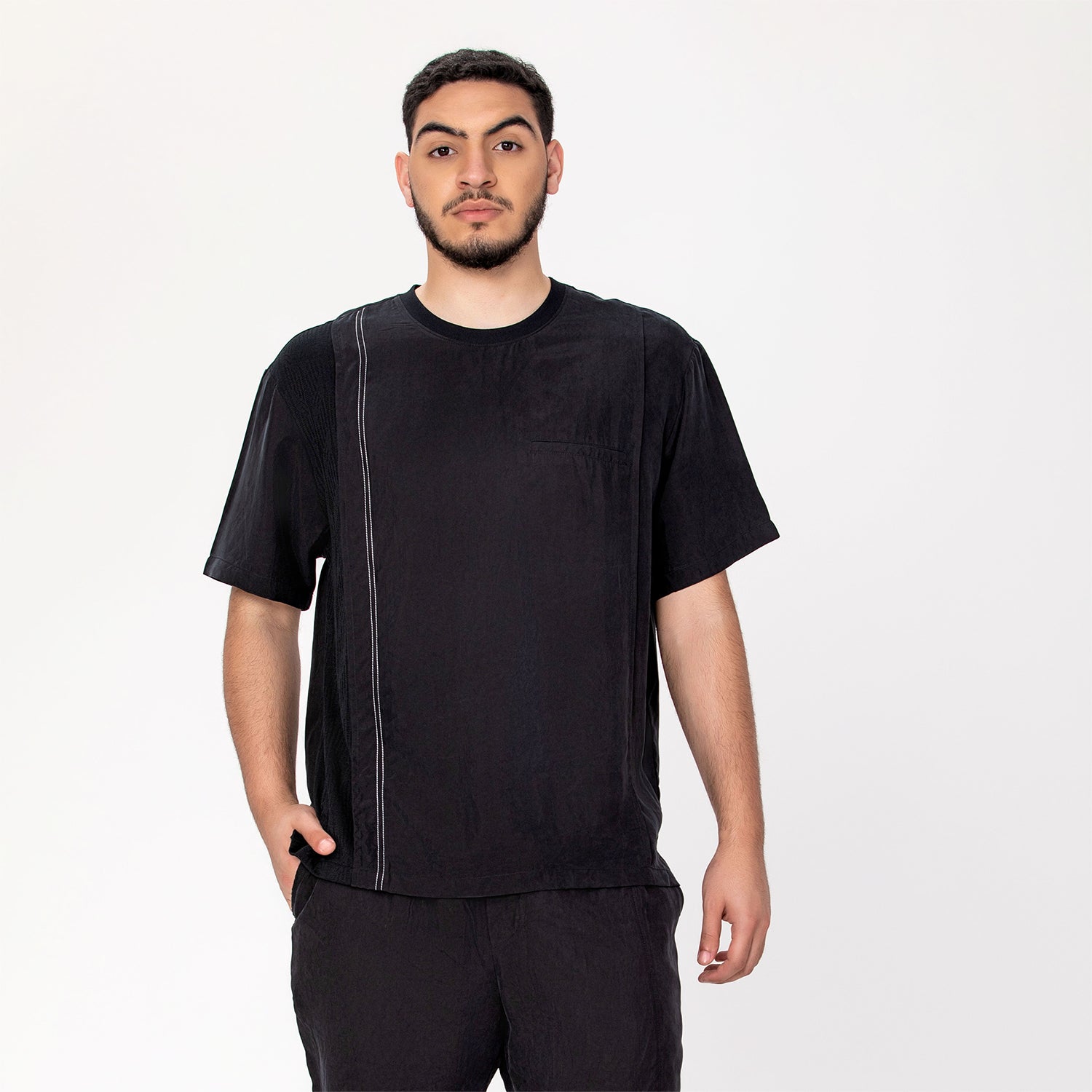 T-shirt à bordure latérale et poche plaquée