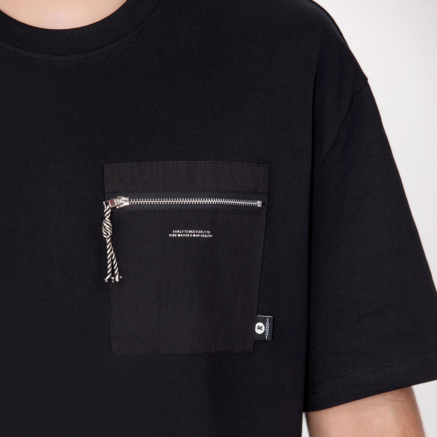 T-shirt homme coupe relax avec poche zippée