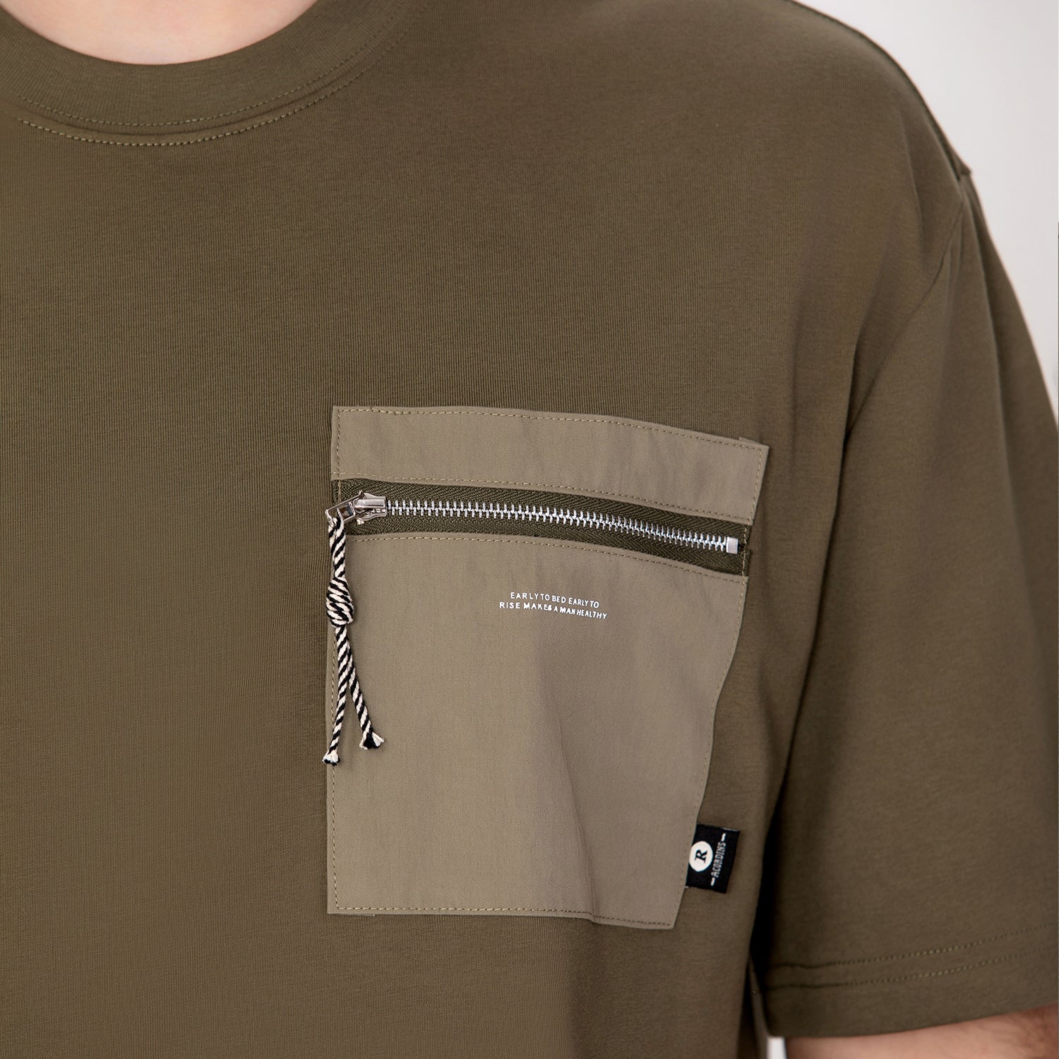 T-shirt homme coupe relax avec poche zippée