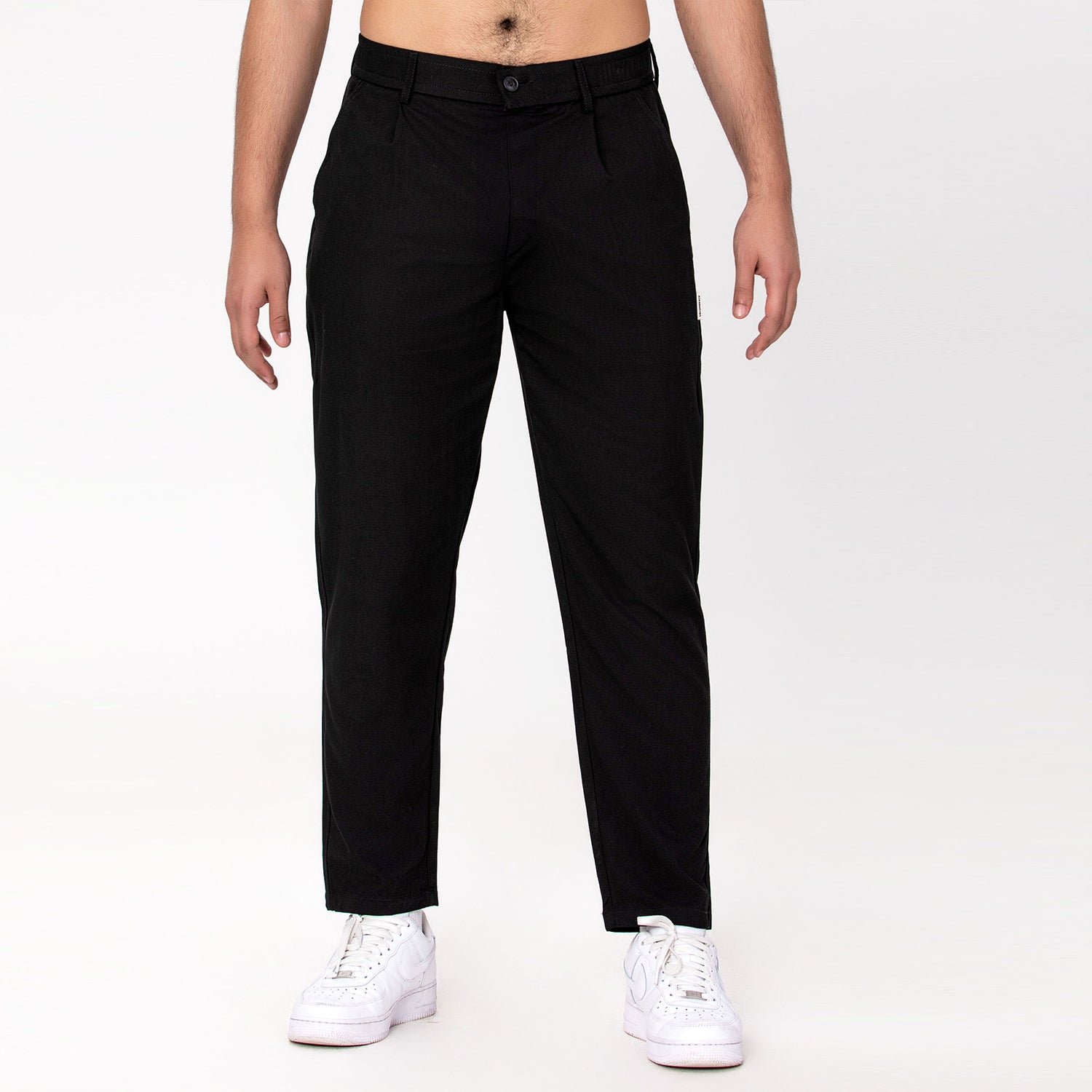 Pantalon fuselé avec plis sur le devant