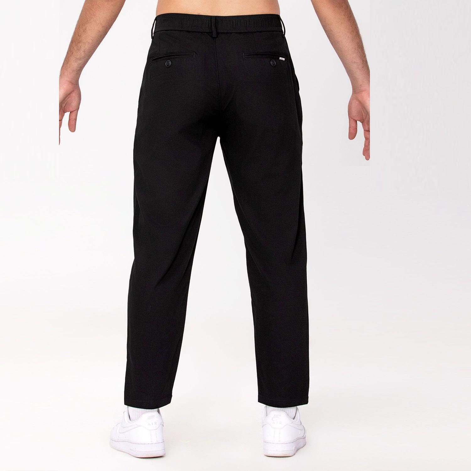 Pantalon fuselé avec plis sur le devant