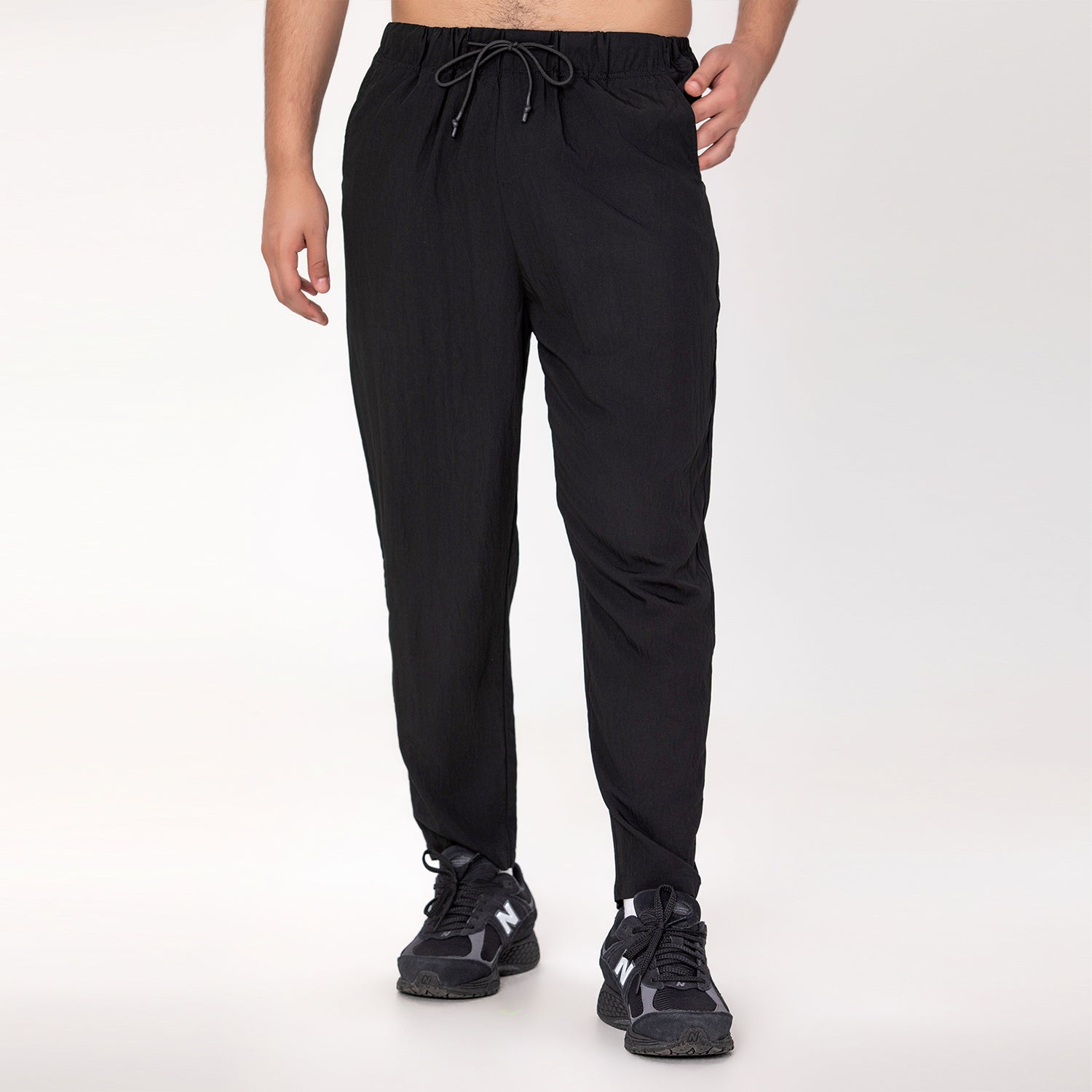 Pantalon fuselé avec plis sur le devant