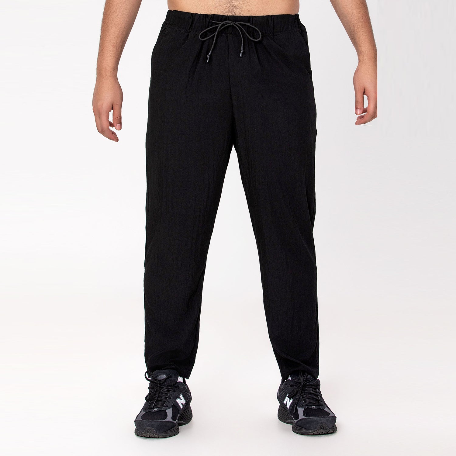 Pantalon fuselé avec plis sur le devant