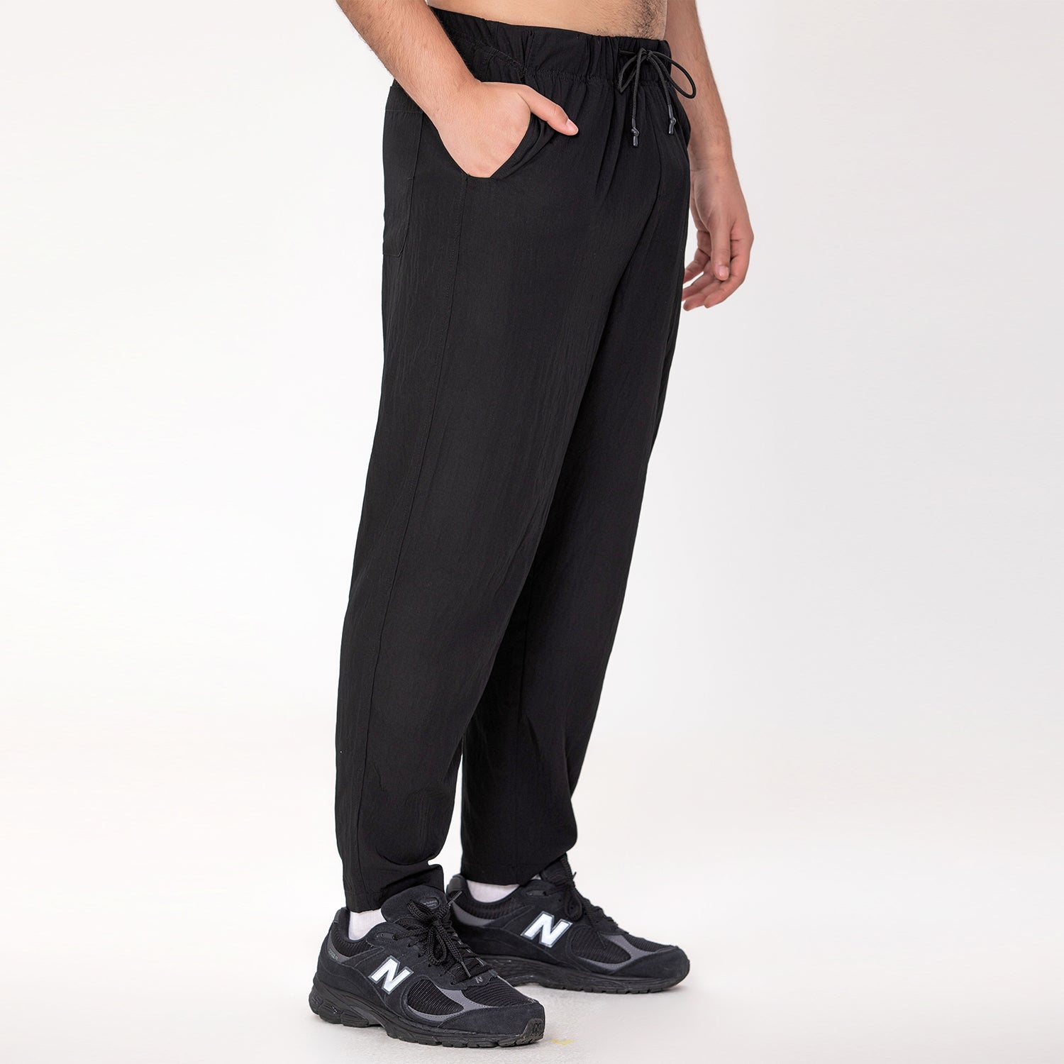 Pantalon fuselé avec plis sur le devant