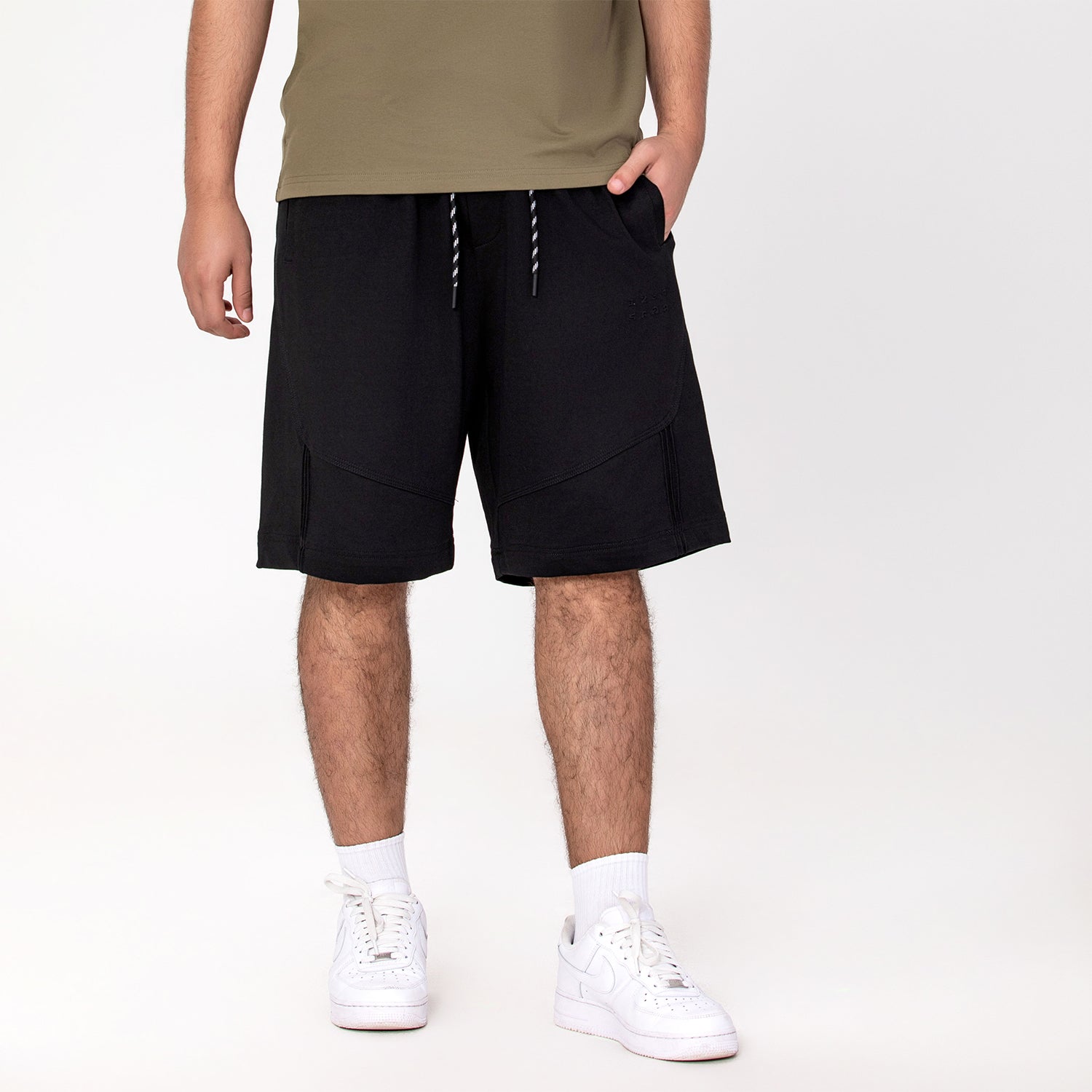 Short avec cordons décoratifs