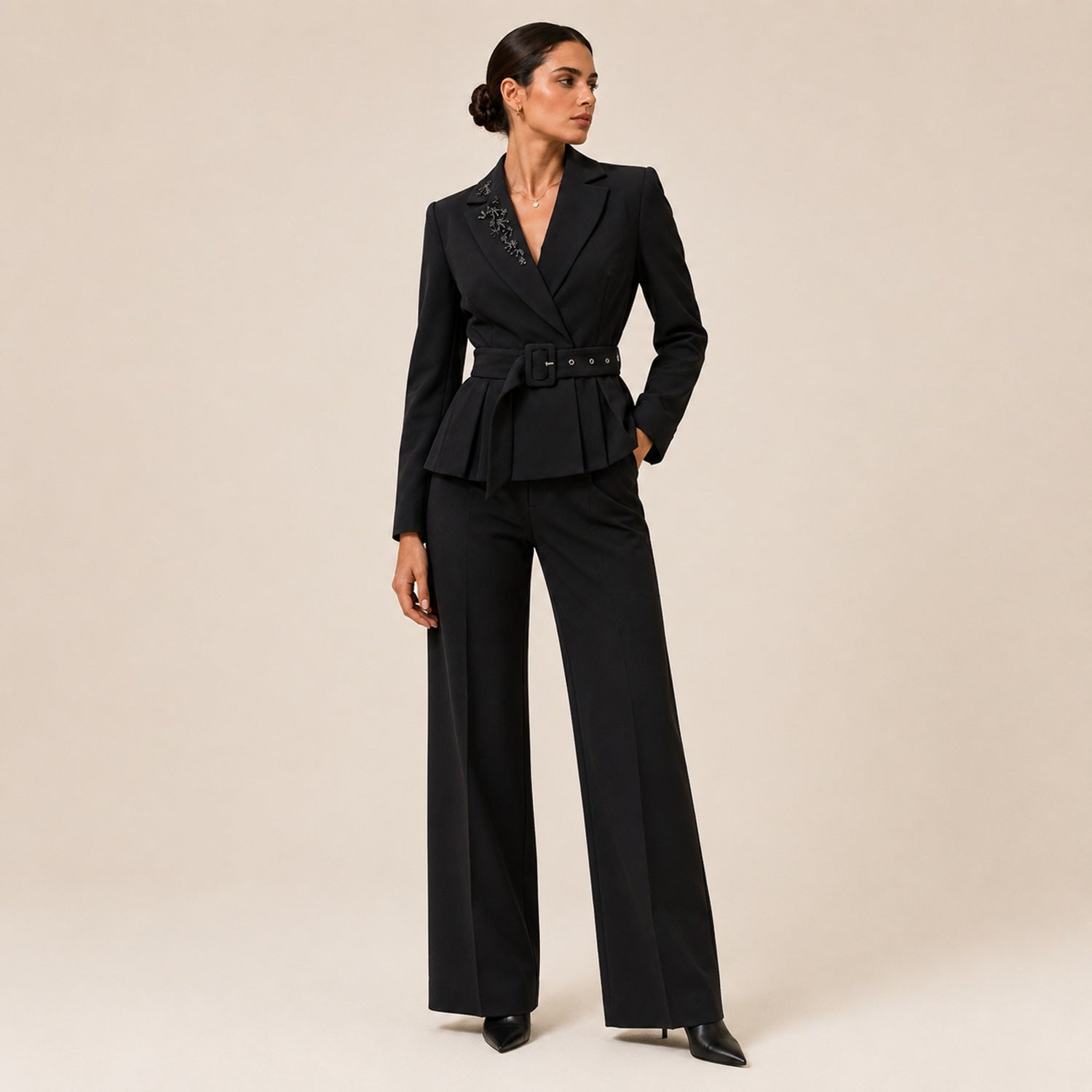Veste blazer cintrée à ceinture et détails bijoux