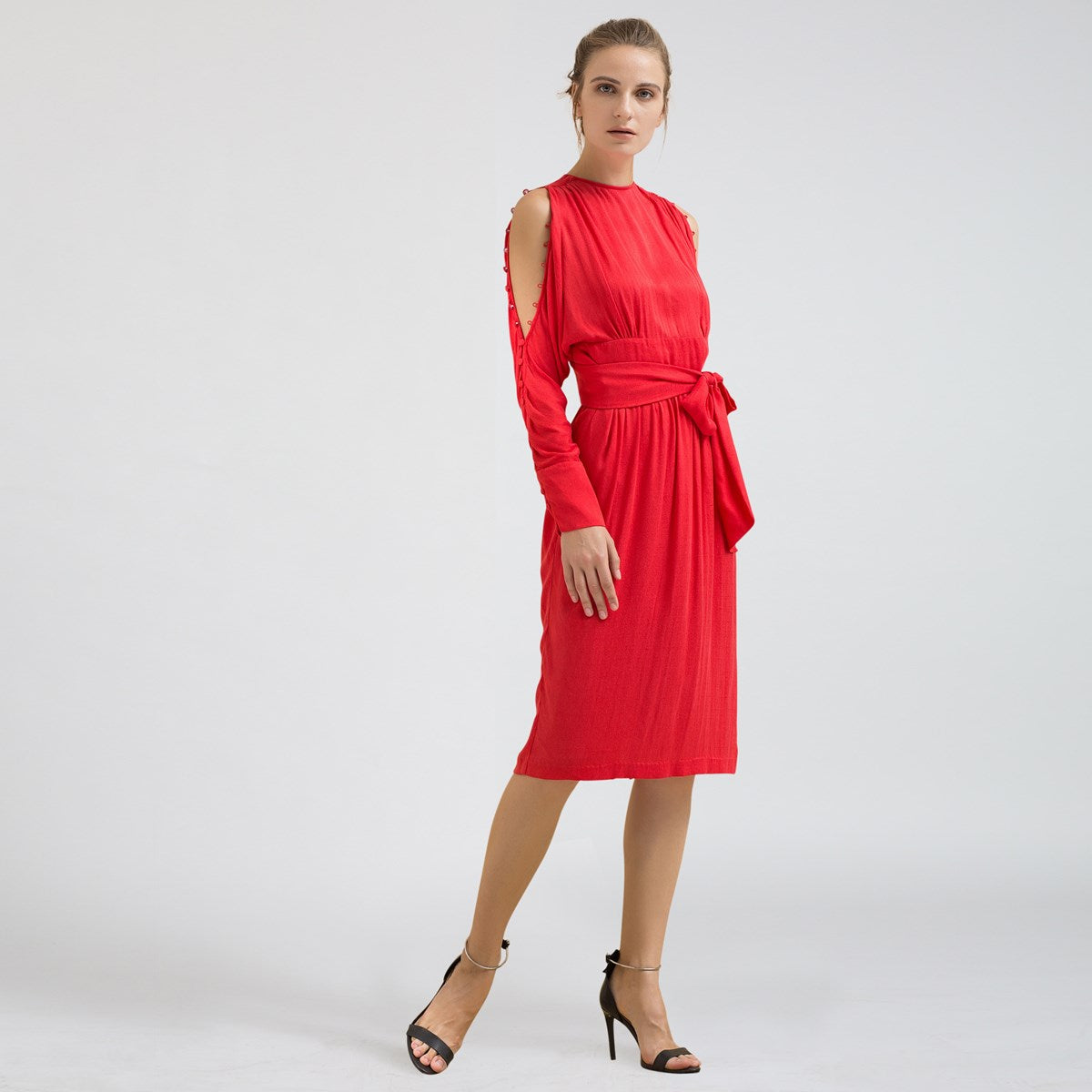 Robe cintrée manches longues épaules dénudées