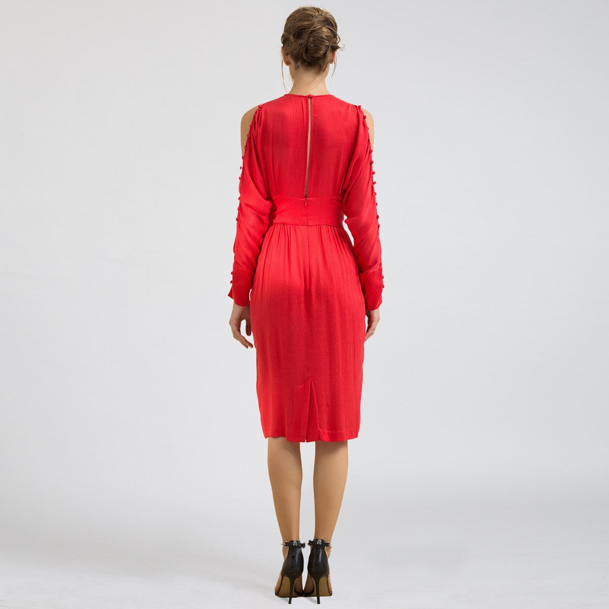 Robe cintrée manches longues épaules dénudées