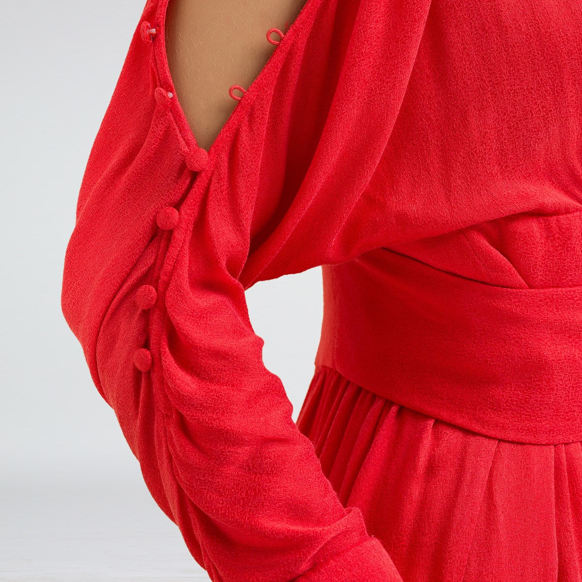 Robe cintrée manches longues épaules dénudées