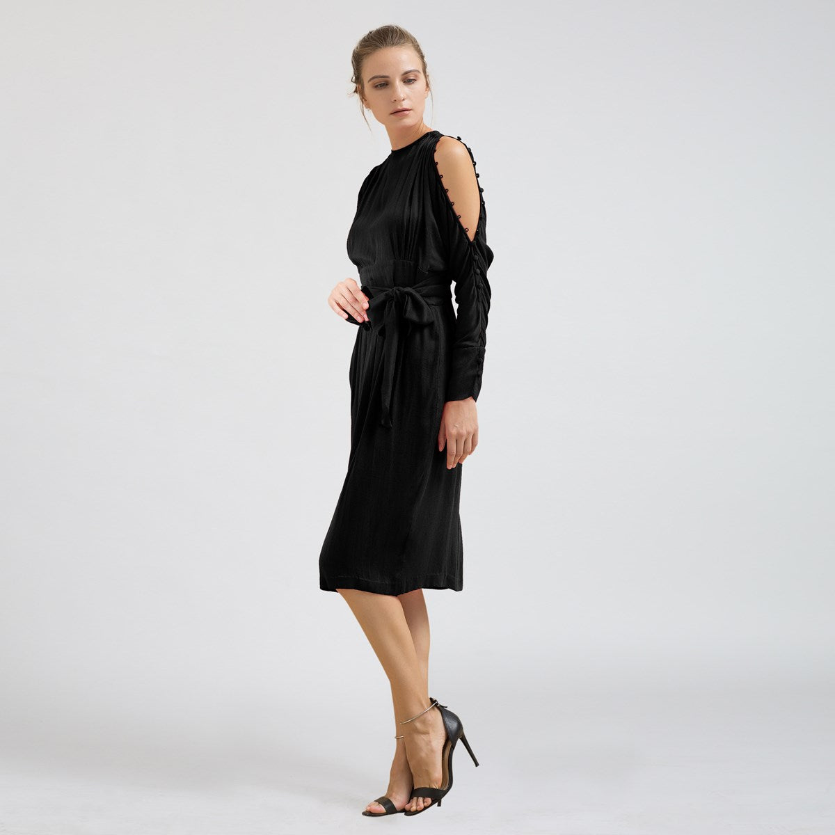 Robe cintrée manches longues épaules dénudées