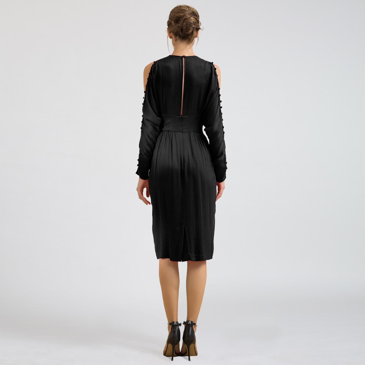 Robe cintrée manches longues épaules dénudées