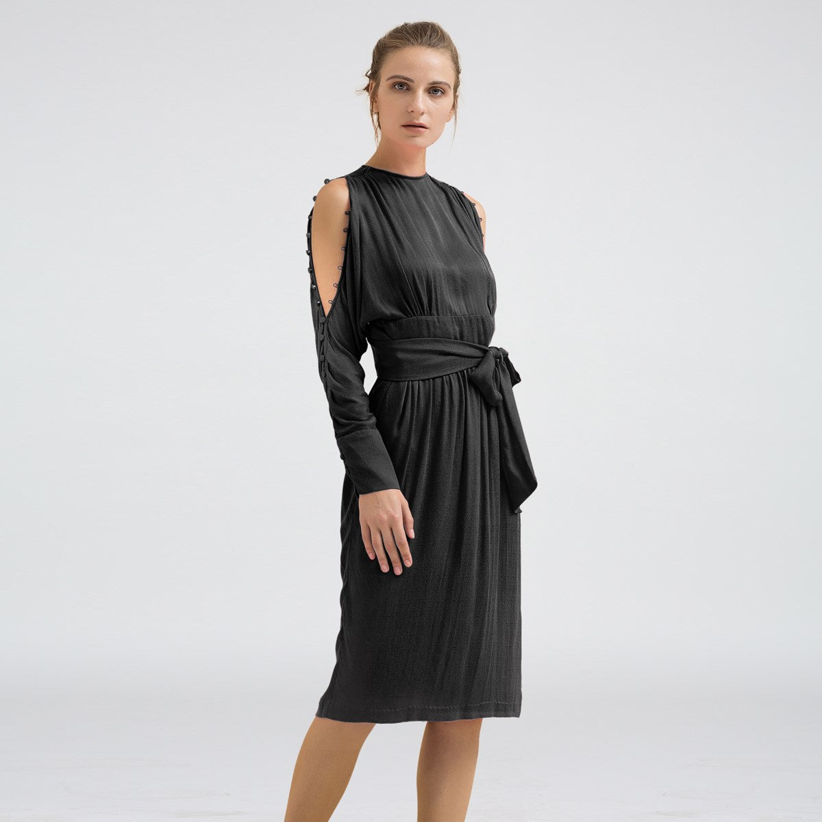 Robe cintrée manches longues épaules dénudées