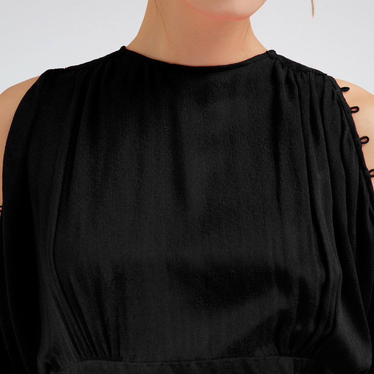 Robe cintrée manches longues épaules dénudées