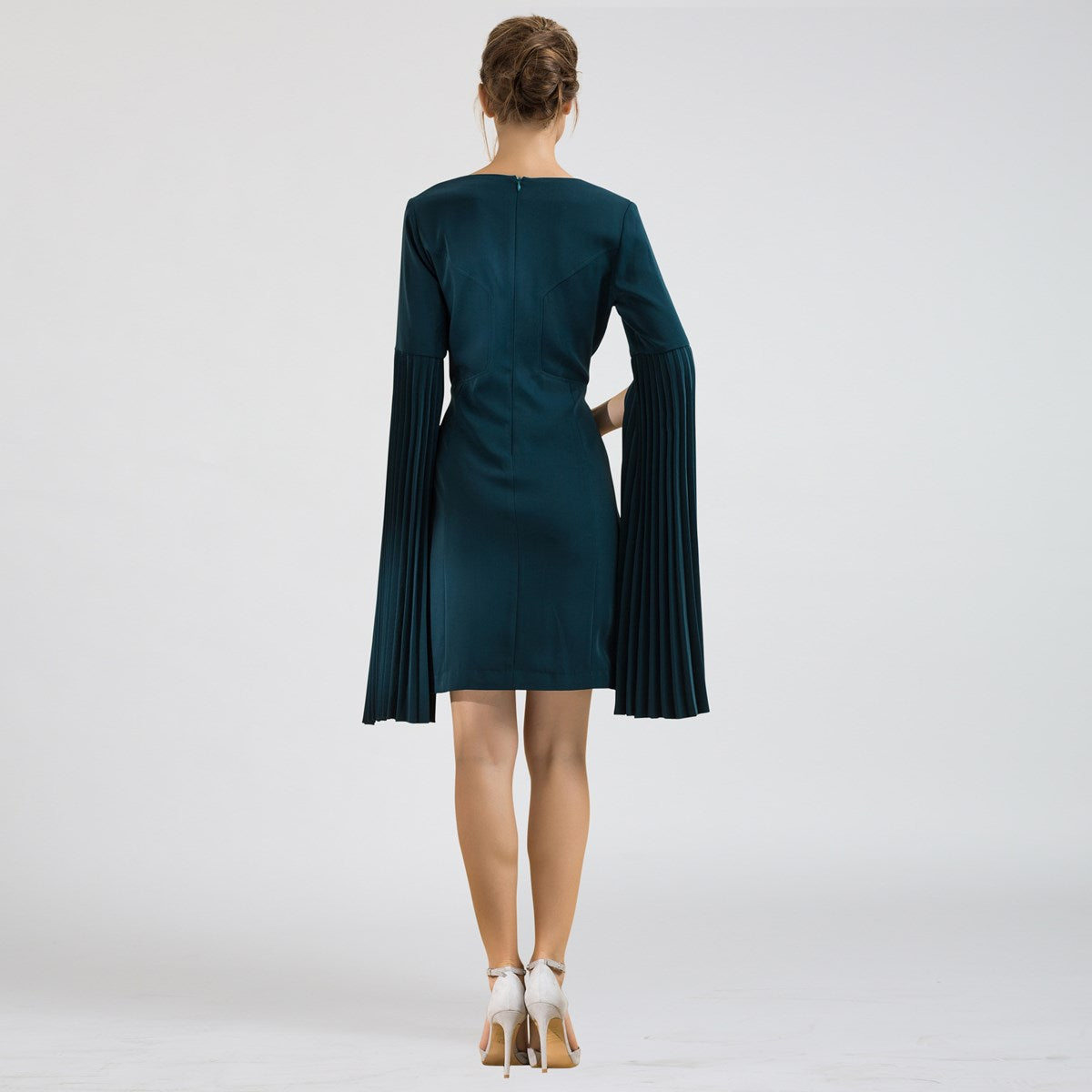 Robe cocktail ajustée manches longues plissées