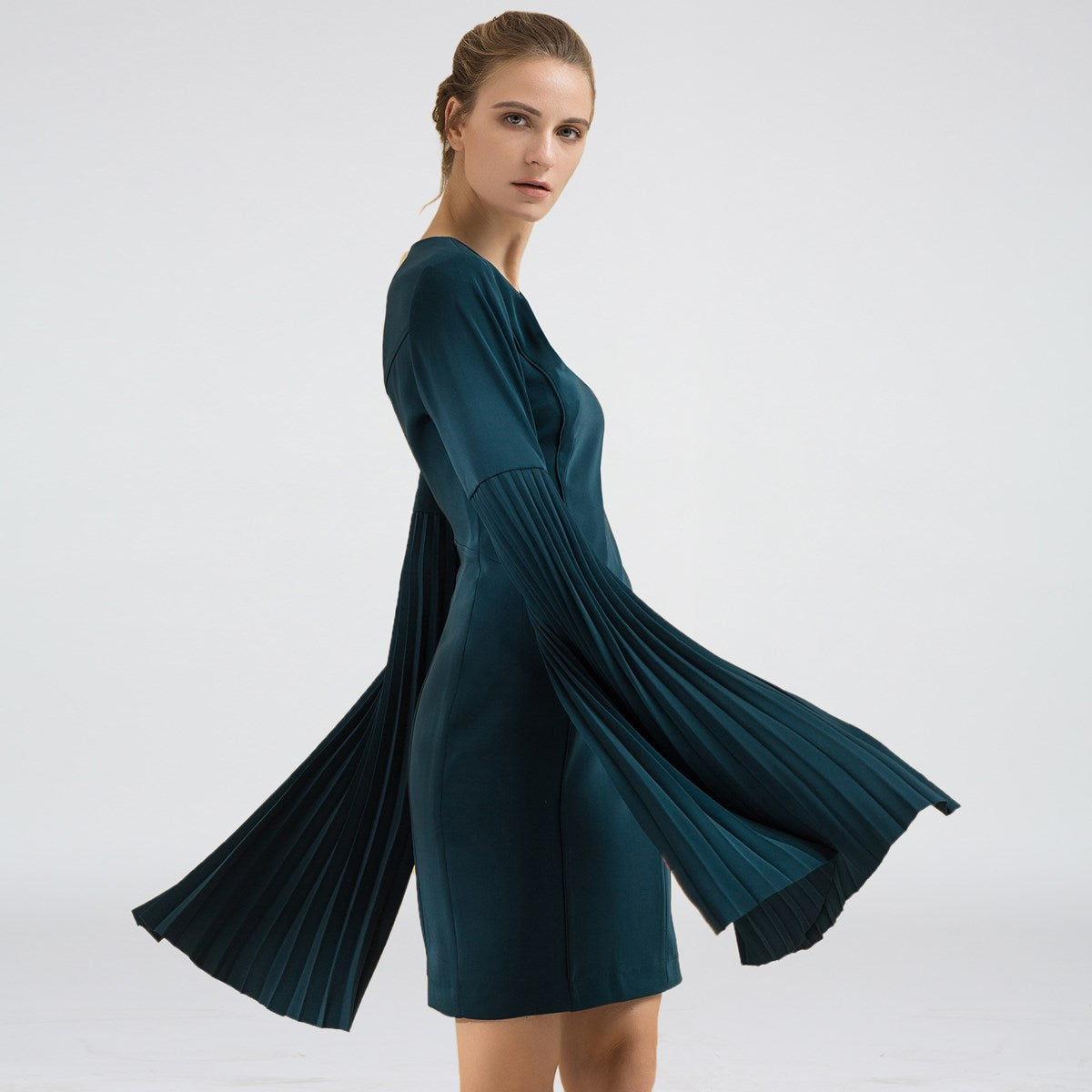 Robe cocktail ajustée manches longues plissées