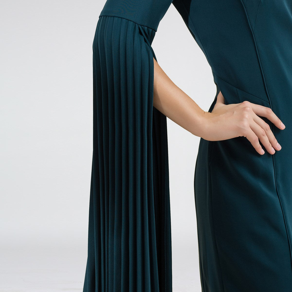 Robe cocktail ajustée manches longues plissées