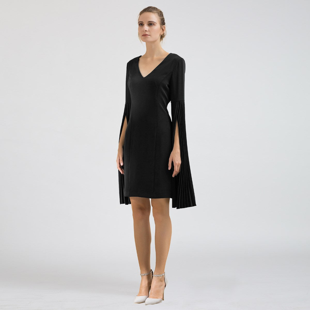 Robe cocktail ajustée manches longues plissées