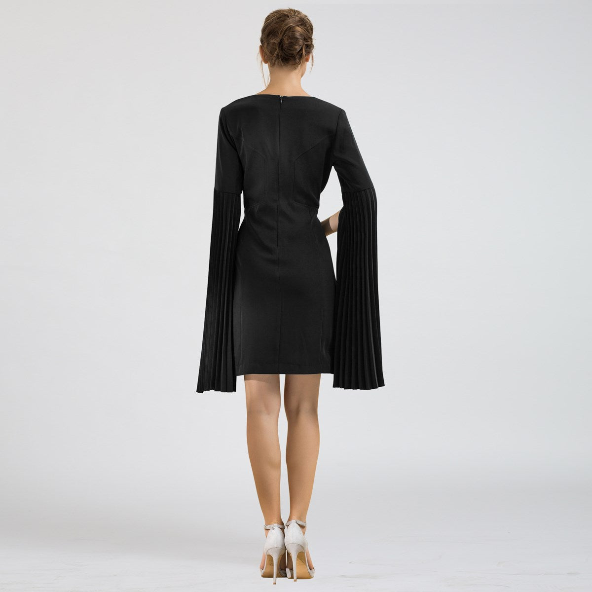 Robe cocktail ajustée manches longues plissées