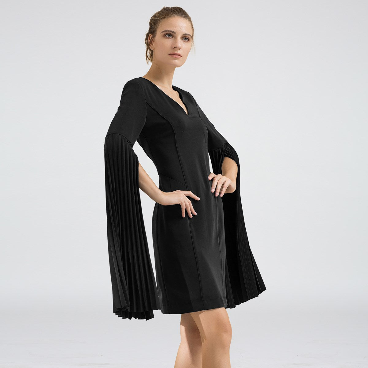 Robe cocktail ajustée manches longues plissées