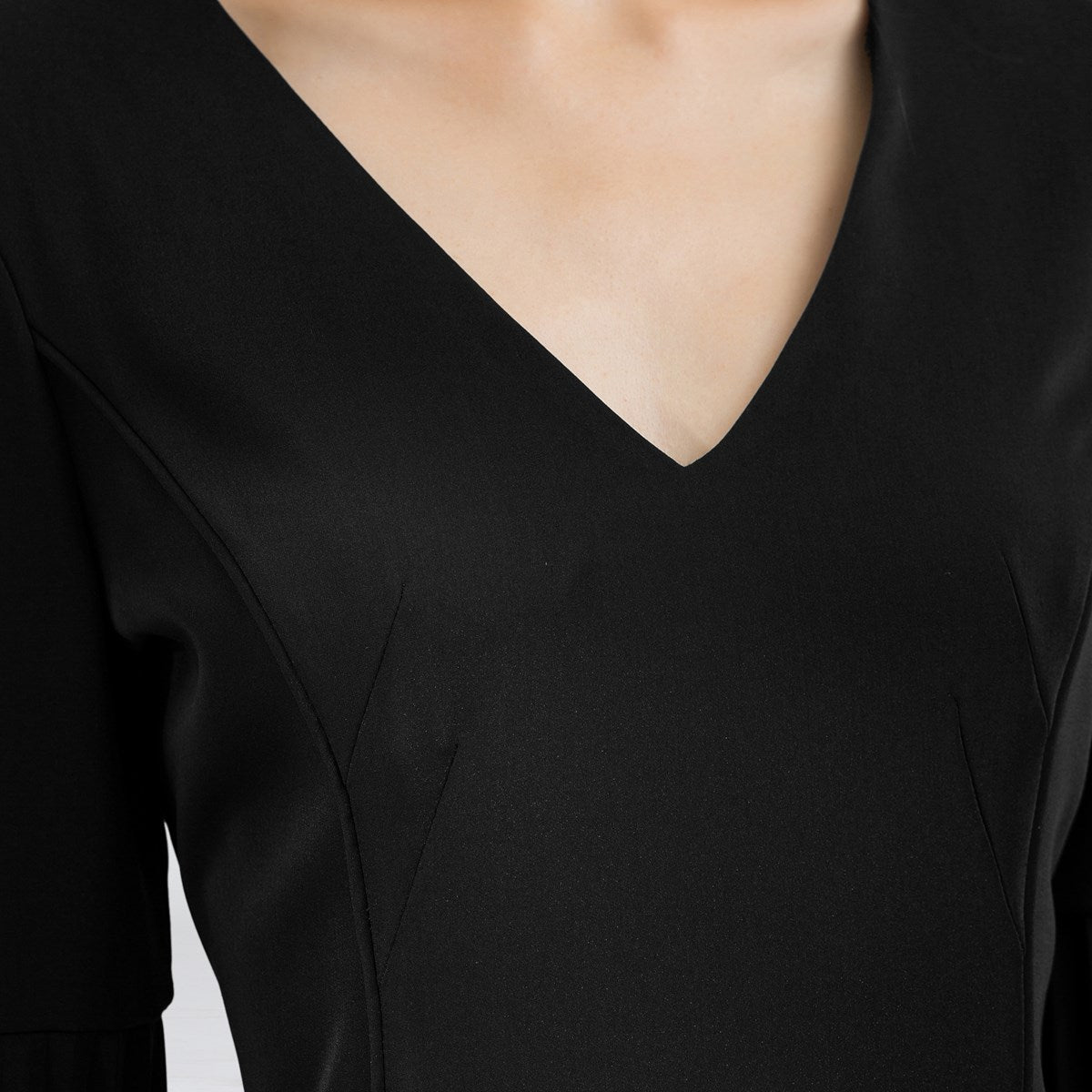 Robe cocktail ajustée manches longues plissées