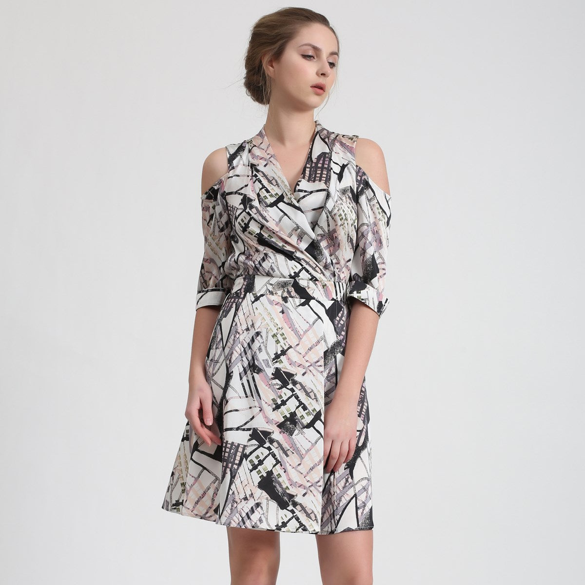 Robe patineuse effet cache-coeur à imprimé géométrique