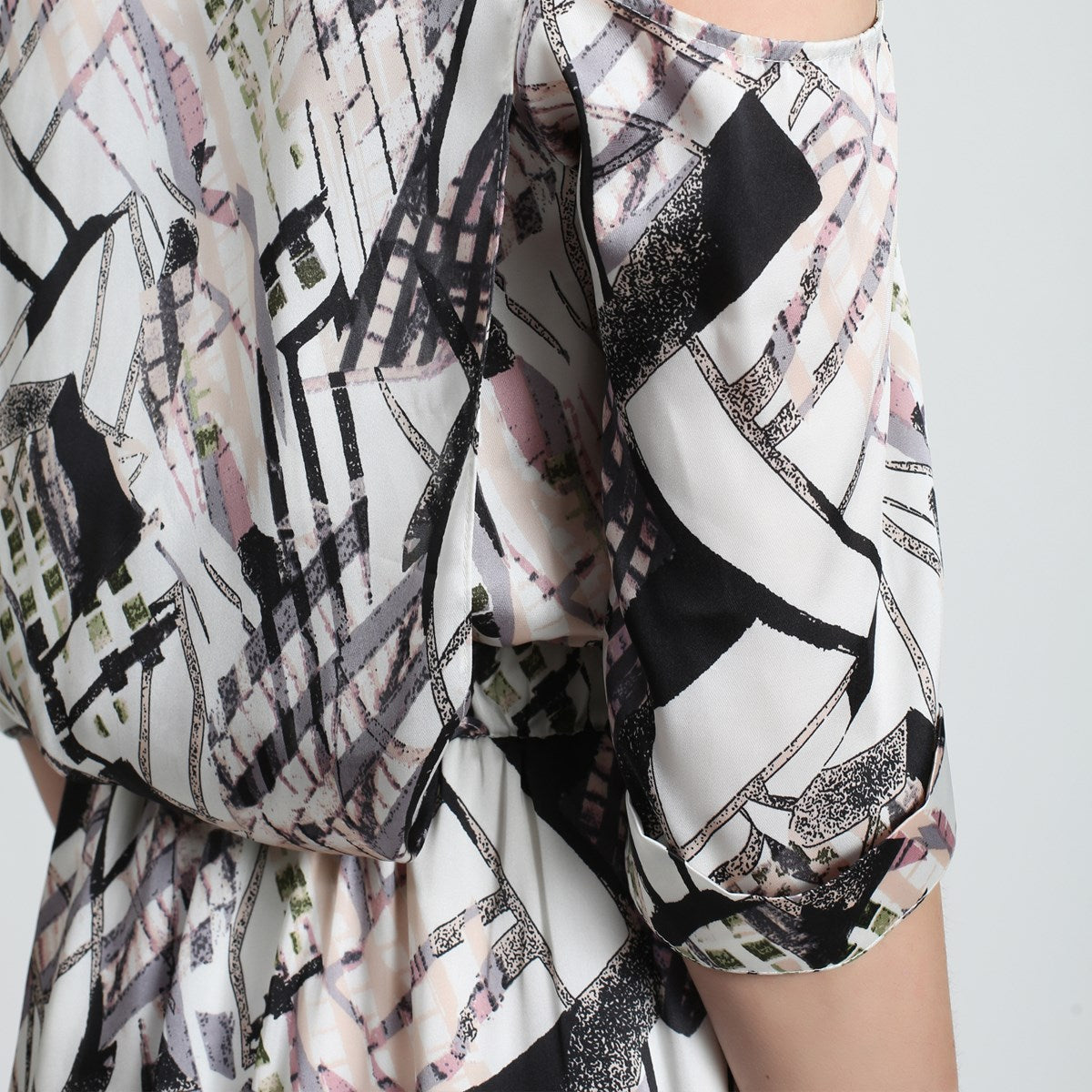 Robe patineuse effet cache-coeur à imprimé géométrique