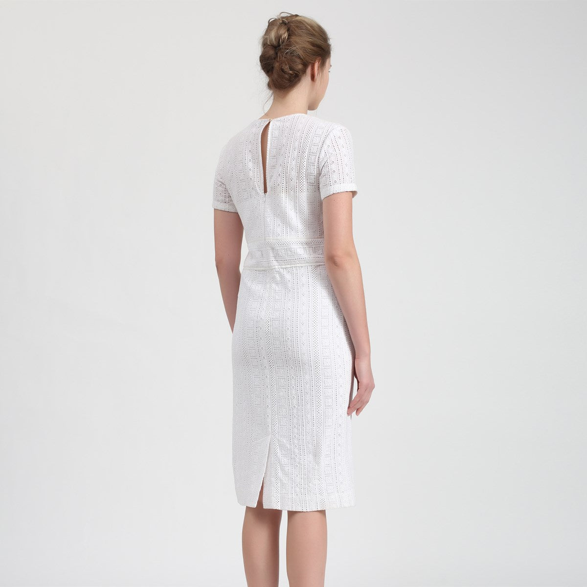 Robe ajustée manches courtes dentelle anglaise
