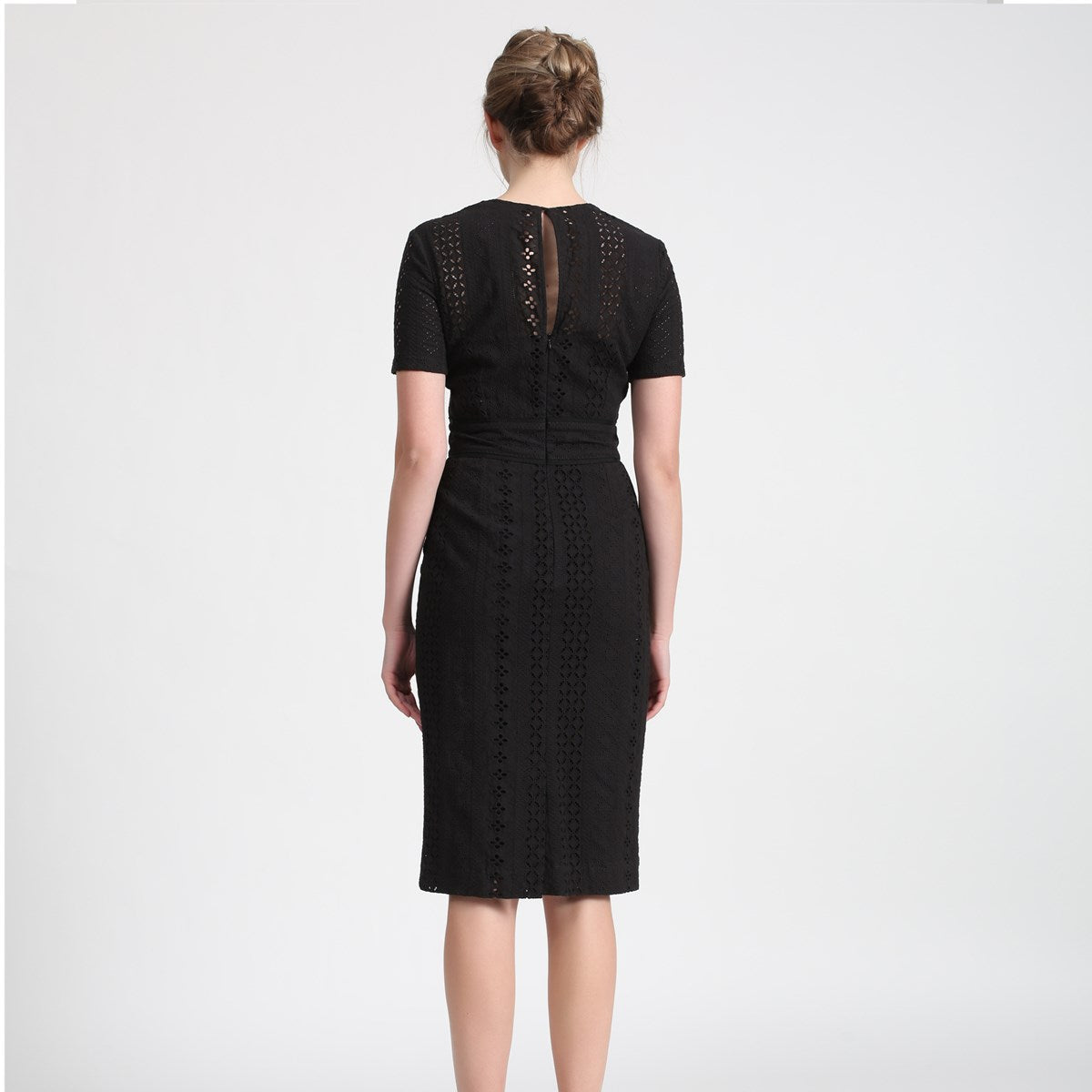 Robe ajustée manches courtes dentelle anglaise