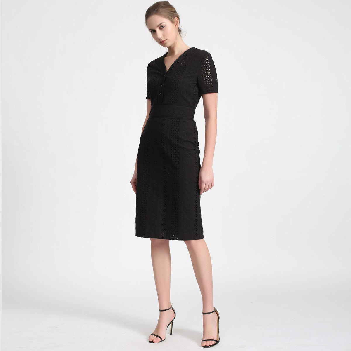 Robe ajustée manches courtes dentelle anglaise