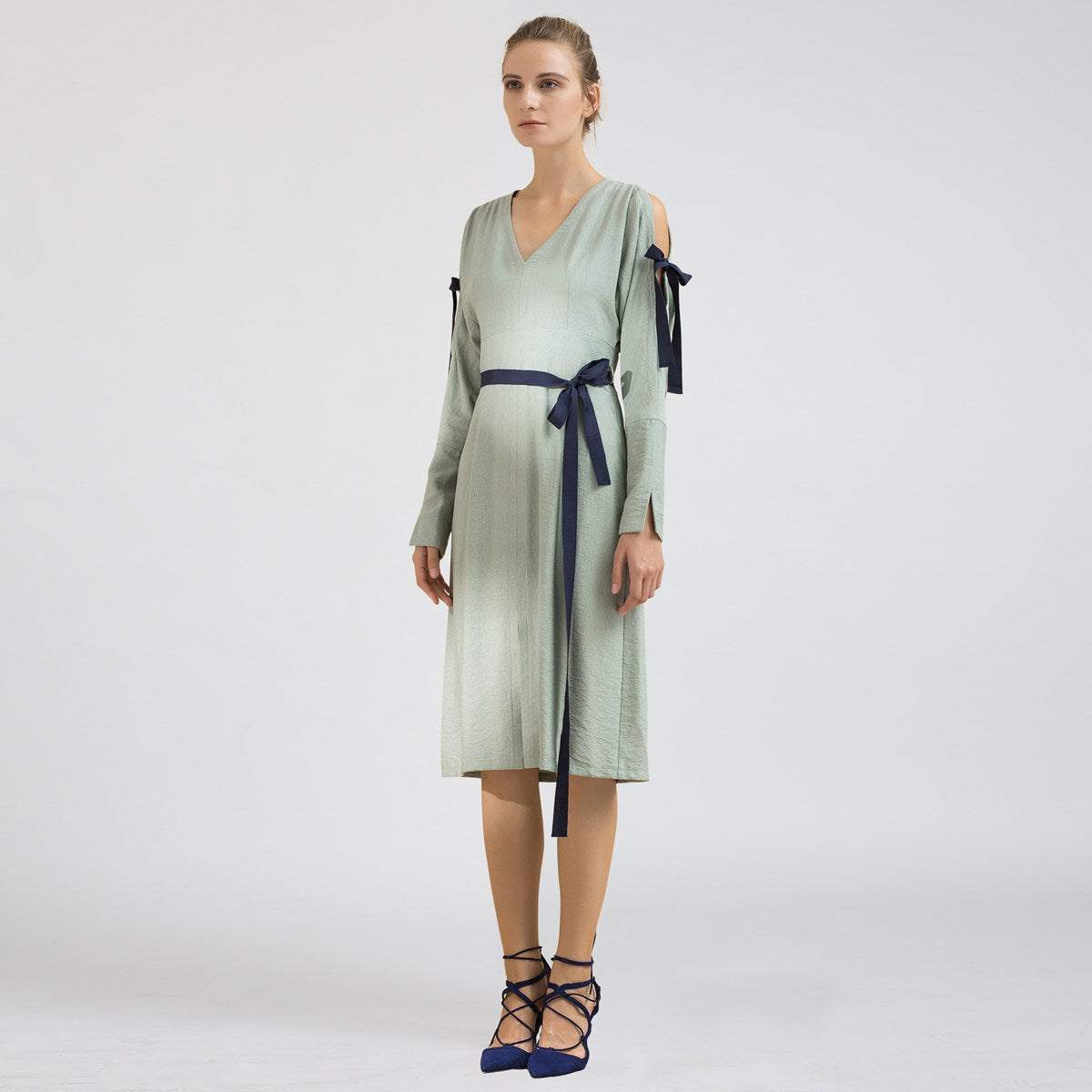 Robe cintrée manches longues épaules dénudées col V
