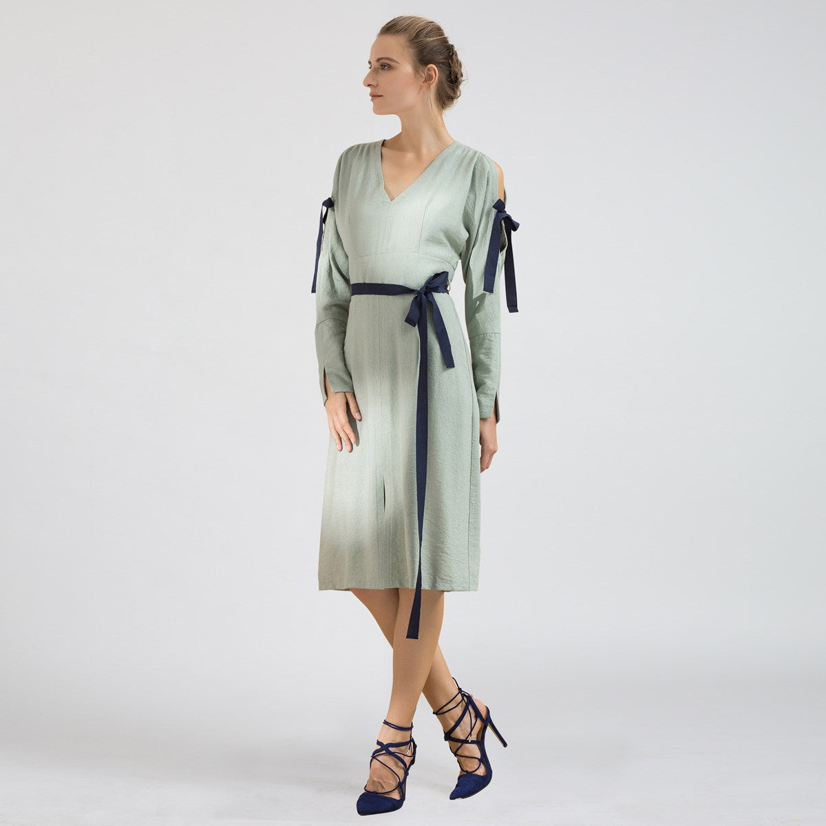 Robe cintrée manches longues épaules dénudées col V