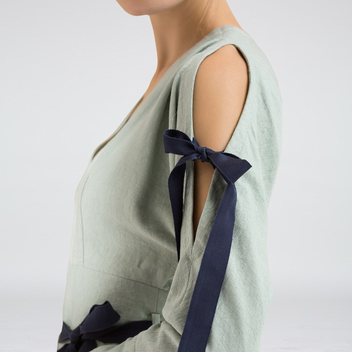 Robe cintrée manches longues épaules dénudées col V