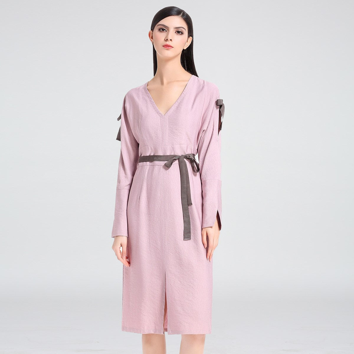 Robe cintrée manches longues épaules dénudées col V