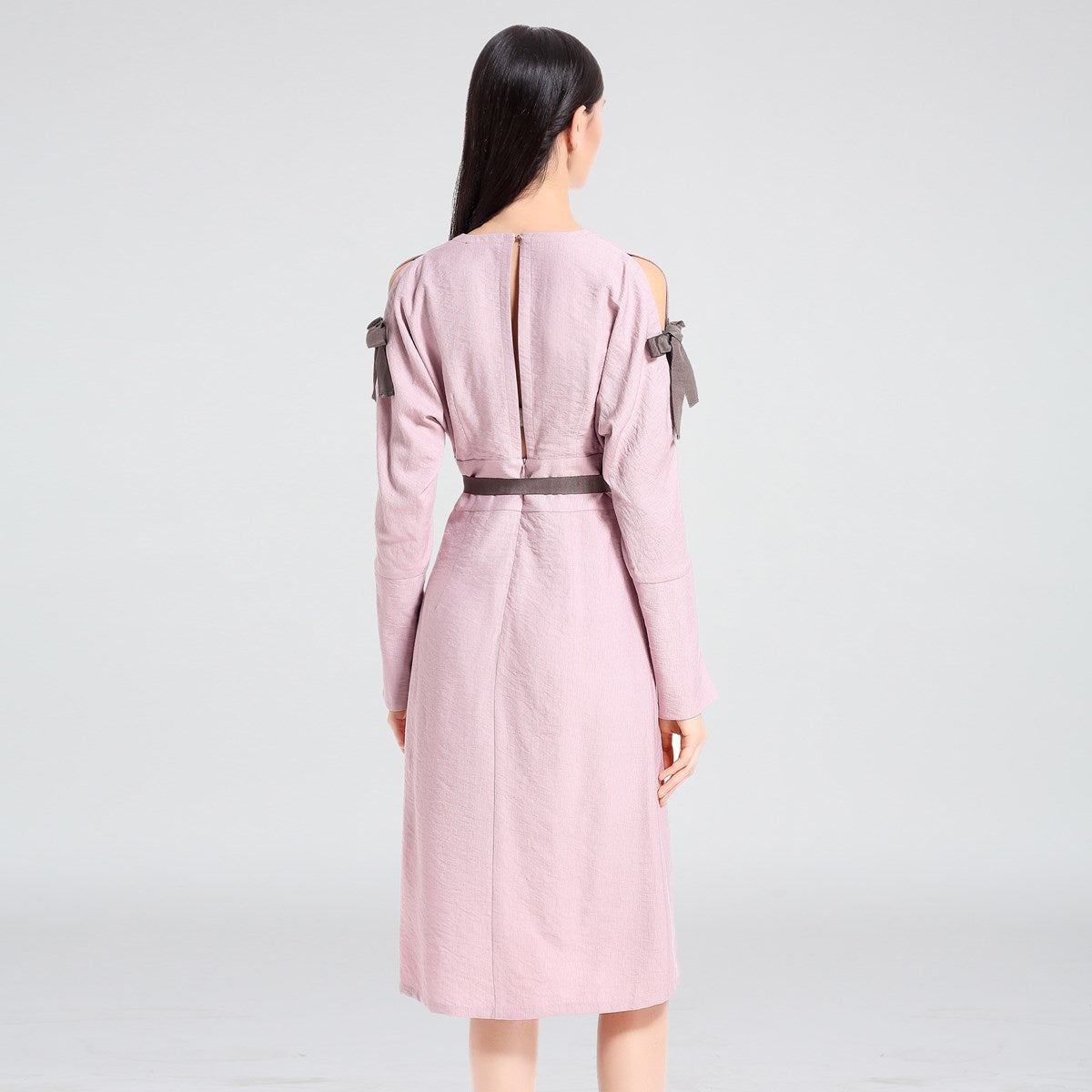 Robe cintrée manches longues épaules dénudées col V