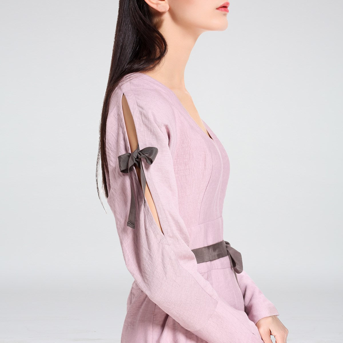 Robe cintrée manches longues épaules dénudées col V